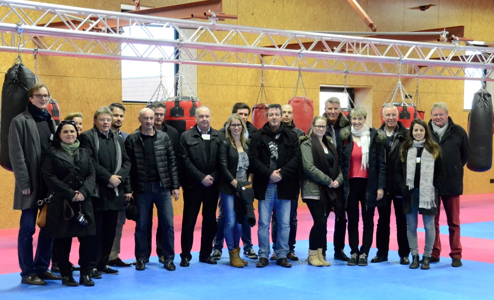 Große Gruppe: Die Netzwerker in der Boxhalle im nationalen niederländischen Sportzentrum in Papendal bei Arnhem. Hier sei etwas Großes geleistet worden, war der einhellige Tenor der Netzwerkmitglieder. Foto: and