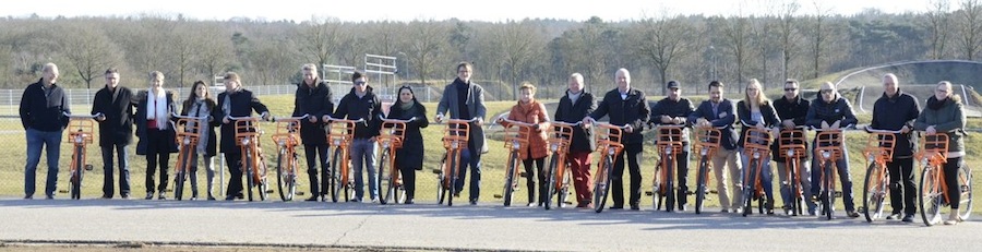 Papendal: Die Netzwerker erkundeten das nationale Sportzentrum mit dem Fahrrad, hier vor der BMX-Bahn, die der olympischen von London nachgebaut worden ist. Foto: and